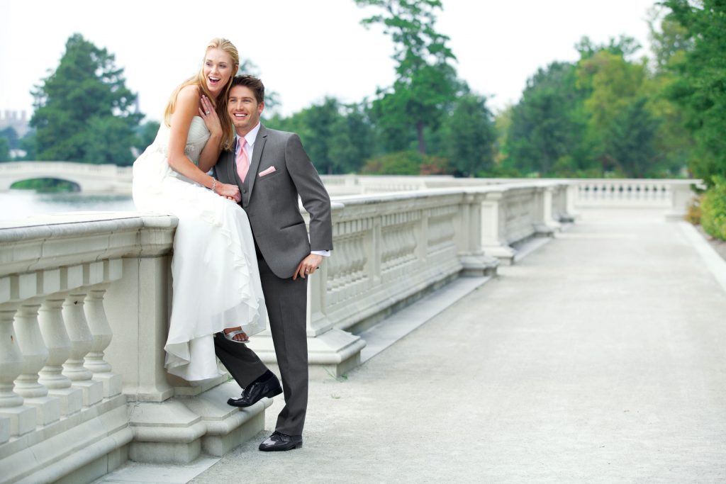 What to wear to a spring wedding - Bride and groom wearing a pink tie